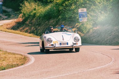 Pesaro Colle San Bartolo, İtalya - Mayıs 17-2018: Porsche 356 1500 Speedster 1955 tarihinde eski bir yarış araba ralli Mille Miglia 2018 ünlü İtalyan tarihi Formula (1927-1957) 