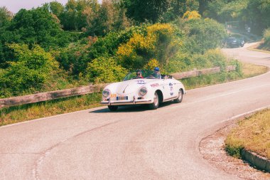 Pesaro Colle San Bartolo, İtalya - Mayıs 17-2018: Porsche 356 1500 Speedster 1955 tarihinde eski bir yarış araba ralli Mille Miglia 2018 ünlü İtalyan tarihi Formula (1927-1957) 
