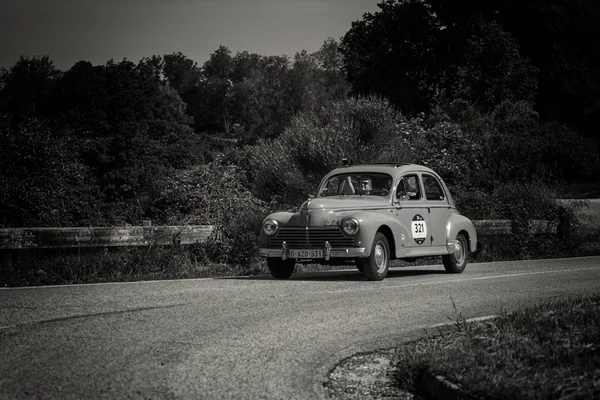 ペーザロ コッレ バルトロ イタリア 5月17 2018 プジョー203 195ラリーミッレ2018で古いレーシングカーに有名なイタリアの歴史レース 1927 1957 — ストック写真