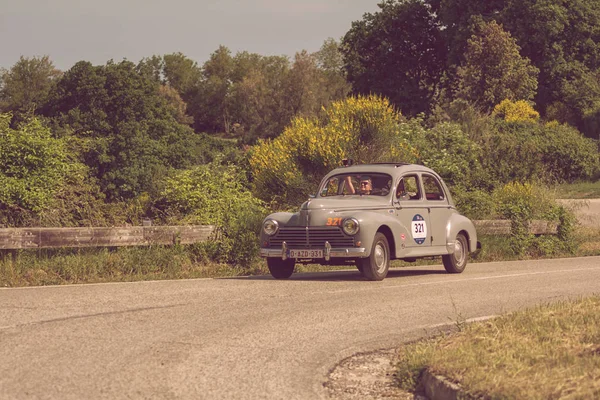 佩萨罗 科勒圣巴托洛 意大利 5月17 2018年 标致203 195在拉力赛Mille Miglia 2018著名的意大利历史比赛 1927 — 图库照片