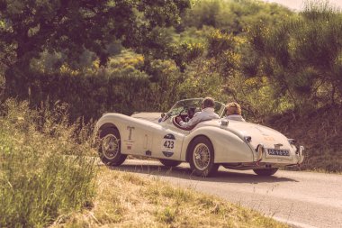 Pesaro Colle San Bartolo, İtalya - Mayıs 17-2018: Jaguar Xk 120 Ots1954 eski yarış otomobil Rallisi'nde Mille Miglia 2018 ünlü İtalyan tarihi Formula (1927-1957) 