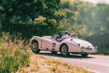 Pesaro Colle San Bartolo, İtalya - Mayıs 17-2018: Jaguar Xk 120 Ots1954 eski yarış otomobil Rallisi'nde Mille Miglia 2018 ünlü İtalyan tarihi Formula (1927-1957) 