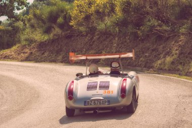 PESARO SAN BARTOLO, İtalya - 17 Mayıs 2018: PORSCHE 550 SPYDER 1500 RS 1955 Mille Miglia 2018 rallisindeki eski bir yarış arabası üzerinde ünlü İtalyan tarihi yarışı (1927-1957))