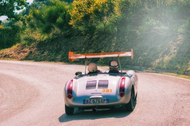 PESARO SAN BARTOLO, İtalya - 17 Mayıs 2018: PORSCHE 550 SPYDER 1500 RS 1955 Mille Miglia 2018 rallisindeki eski bir yarış arabası üzerinde ünlü İtalyan tarihi yarışı (1927-1957))