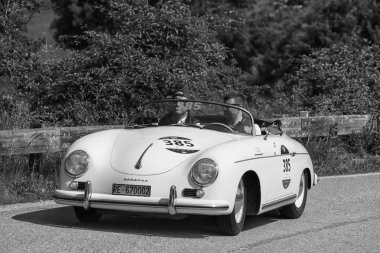 Porsche 356 1500 Speedster 1955 rallisinde eski bir yarış arabası Mille Miglia 2018 ünlü İtalyan tarihi yarışı (1927-1957) 