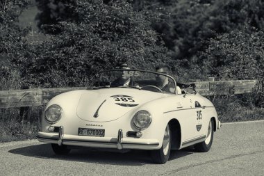 Porsche 356 1500 Speedster 1955 rallisinde eski bir yarış arabası Mille Miglia 2018 ünlü İtalyan tarihi yarışı (1927-1957) 