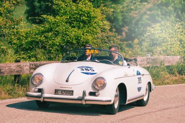 Porsche 356 1500 Speedster 1955 rallisinde eski bir yarış arabası Mille Miglia 2018 ünlü İtalyan tarihi yarışı (1927-1957) 