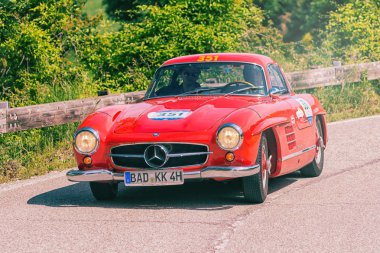  Mercedes-Benz 300 Sl Coup (W198) 1955 ralli Mille Miglia eski bir yarış otomobili üzerinde 2018 ünlü İtalyan tarihi yarış (1927-1957)