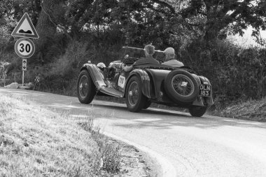 Pesaro Colle San Bartolo, İtalya - Mayıs 17-2018: Aston Martin 2 Litre hız modeli 1937 eski yarış arabası Mille Miglia ralli 2018 ünlü İtalyan tarihi Formula (1927-1957)