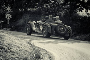 Pesaro Colle San Bartolo, İtalya - Mayıs 17-2018: Aston Martin 2 Litre hız modeli 1937 eski yarış arabası Mille Miglia ralli 2018 ünlü İtalyan tarihi Formula (1927-1957)