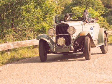 Pesaro Colle San Bartolo , İtalya - 17 Mayıs - 2018 : Chrysler 75 1929 mille Miglia rallisi eski bir yarış otomobili 2018 ünlü İtalyan tarihi yarışı (1927-1957)