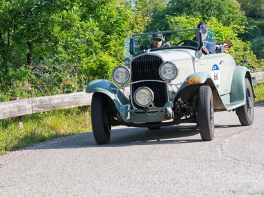 Pesaro Colle San Bartolo , İtalya - 17 Mayıs - 2018 : Chrysler 75 1929 mille Miglia rallisi eski bir yarış otomobili 2018 ünlü İtalyan tarihi yarışı (1927-1957)