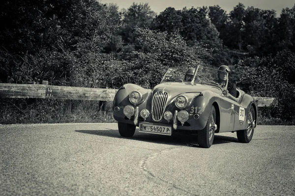 ジャガーXk 140オーツSe 1954ラリーミッレミリア2018で古いレーシングカーに有名なイタリアの歴史レース 1927 1957 — ストック写真