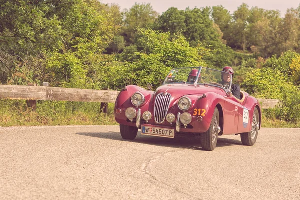 ジャガーXk 140オーツSe 1954ラリーミッレミリア2018で古いレーシングカーに有名なイタリアの歴史レース 1927 1957 — ストック写真