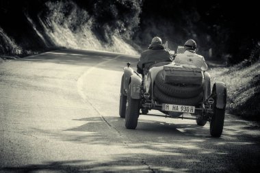 O.M. 665 S Superba 2200 1931 ralli Mille Miglia 2018 ünlü İtalyan tarihi yarış (1927-1957) eski bir yarış arabası üzerinde)