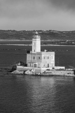 Deniz feneri Olbia Körfezi'nde günbatımı saat bir görünüm