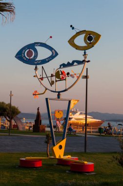 golfo aranci sardunya, Haziran 29,2019 : Demirli yatlar ile deniz limanında güzel turuncu gün batımı