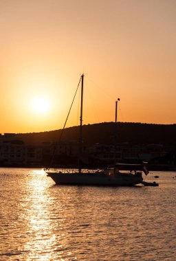 Gün batımında yelkenli, arka ışıkta siluet, yat golfo aranci sardunya