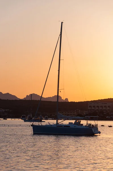 Парусник Закате Силуэт Подсветке Яхта Golfaranci Sardinia — стоковое фото