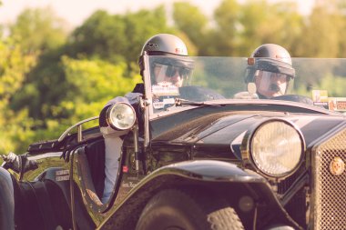 Pesaro Colle San Bartolo , İtalya - 17 Mayıs - 2018 :Lancia Lambda Viii Serie Casaro 1929 ralliMille Miglia 2018 ünlü İtalyan tarihi yarış (1927-1957) eski bir yarış otomobili üzerinde)