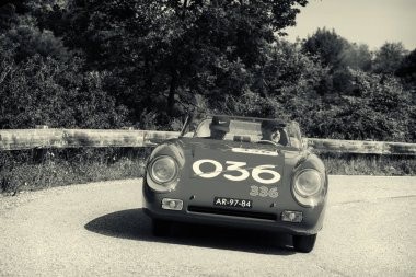 Pesaro Colle San Bartolo , İtalya - 17 Mayıs - 2018 : Autobleu 750 1954 ralli Mille Miglia 2018 ünlü İtalyan tarihi yarış (1927-1957) eski bir yarış otomobili üzerinde)