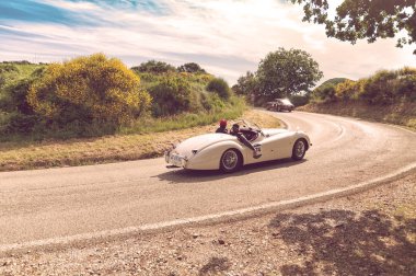 Pesaro Colle San Bartolo , İtalya - 17 Mayıs - 2018 : Jaguar Xk 120 Ots 1953 ralli Mille Miglia eski bir yarış otomobili 2018 ünlü İtalyan tarihi yarış (1927-1957)