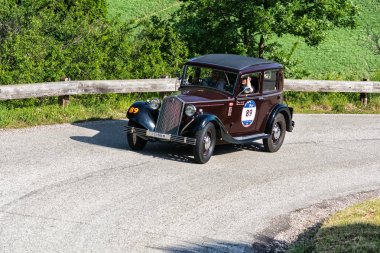 Pesaro Colle San Bartolo , İtalya - 17 Mayıs - 2018 : Lancia Augusta 1934 ralli Mille Miglia 2018 ünlü İtalyan tarihi yarış (1927-1957) eski bir yarış otomobili üzerinde)