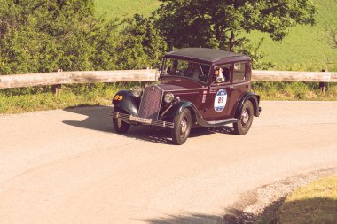 Pesaro Colle San Bartolo , İtalya - 17 Mayıs - 2018 : Lancia Augusta 1934 ralli Mille Miglia 2018 ünlü İtalyan tarihi yarış (1927-1957) eski bir yarış otomobili üzerinde)