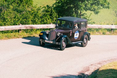 Pesaro Colle San Bartolo , İtalya - 17 Mayıs - 2018 : Lancia Augusta 1934 ralli Mille Miglia 2018 ünlü İtalyan tarihi yarış (1927-1957) eski bir yarış otomobili üzerinde)