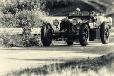 Pesaro Colle San Bartolo, İtalya - Mayıs 17-2018: Alfa Romeo 8c 2300 Monza 1933 eski bir yarış araba ralli Mille Miglia 2018 ünlü İtalyan tarihi Formula (1927-1957)