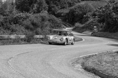 PESARO SAN BARTOLO, İtalya - 17 Mayıs 2018: PORSCHE 550 SPYDER 1500 RS 1955 Mille Miglia 2018 rallisindeki eski bir yarış arabası üzerinde ünlü İtalyan tarihi yarışı (1927-1957))