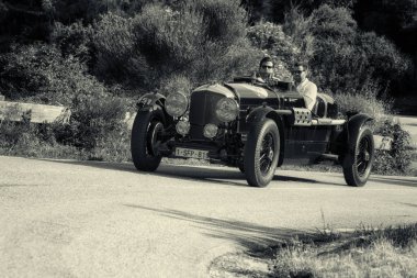 Pesaro Colle San Bartolo, Italya-Mayıs 17-2018: Bentley MK vi özel 1948 rallisinde eski bir yarış arabası Mille Miglia 2018 ünlü İtalyan tarihi yarışı (1927-1957)