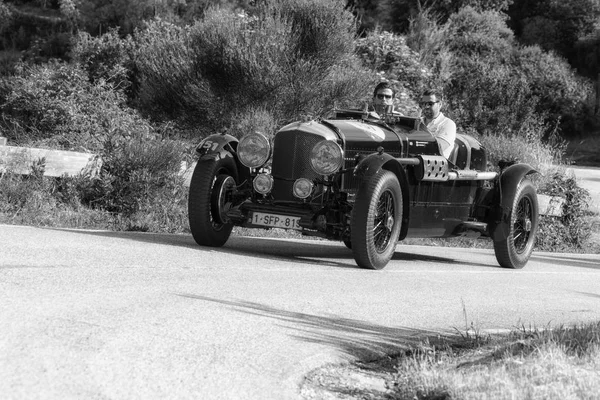 Pesaro Colle San Bartolo, Italya-Mayıs 17-2018: Bentley MK vi özel 1948 rallisinde eski bir yarış arabası Mille Miglia 2018 ünlü İtalyan tarihi yarışı (1927-1957)