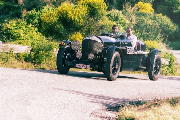 ペーザロ コッレ バルトロ イタリア 5月17 2018 ベントレーMk Viスペシャル1948ラリーミッレミリア2018有名なイタリアの歴史レース 1927 1957 — ストック写真