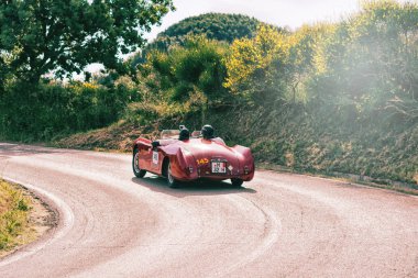 PESARO SAN BARTOLO, İTALYA - 17 Mayıs 2018: CISITALIA 202 S MM Örümcek 1947 Mille Miglia 2018 rallisindeki eski bir yarış arabası hakkında ünlü İtalyan tarihi yarışı (1927-1957))