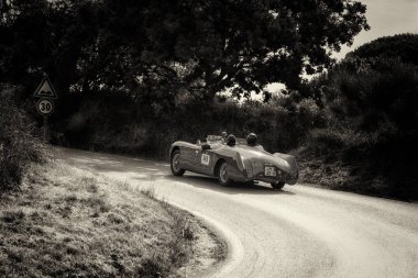 PESARO SAN BARTOLO, İTALYA - 17 Mayıs 2018: CISITALIA 202 S MM Örümcek 1947 Mille Miglia 2018 rallisindeki eski bir yarış arabası hakkında ünlü İtalyan tarihi yarışı (1927-1957))