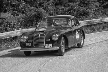 Pesaro Colle San Bartolo, Italya-Mayıs 17-2018: Maserati a6 1500 berlinetta Pinin Farina 1950 ralli Mille Miglia eski bir yarış arabası üzerinde 2018 ünlü İtalyan tarihi yarışı (1927-1957)