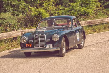 Pesaro Colle San Bartolo, Italya-Mayıs 17-2018: Maserati a6 1500 berlinetta Pinin Farina 1950 ralli Mille Miglia eski bir yarış arabası üzerinde 2018 ünlü İtalyan tarihi yarışı (1927-1957)