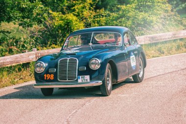Pesaro Colle San Bartolo, Italya-Mayıs 17-2018: Maserati a6 1500 berlinetta Pinin Farina 1950 ralli Mille Miglia eski bir yarış arabası üzerinde 2018 ünlü İtalyan tarihi yarışı (1927-1957)