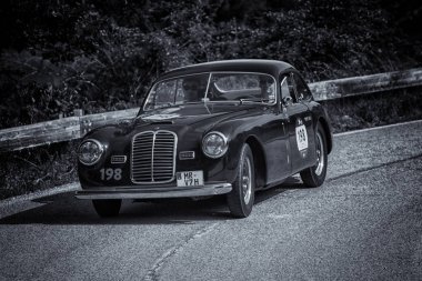 Pesaro Colle San Bartolo, Italya-Mayıs 17-2018: Maserati a6 1500 berlinetta Pinin Farina 1950 ralli Mille Miglia eski bir yarış arabası üzerinde 2018 ünlü İtalyan tarihi yarışı (1927-1957)