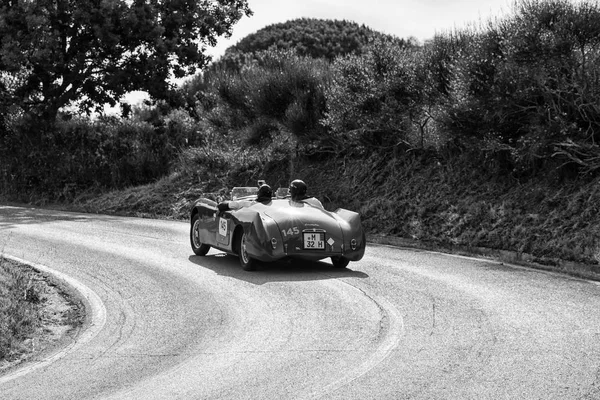 PESARO SAN BARTOLO, İTALYA - 17 Mayıs 2018: CISITALIA 202 S MM Örümcek 1947 Mille Miglia 2018 rallisindeki eski bir yarış arabası hakkında ünlü İtalyan tarihi yarışı (1927-1957))