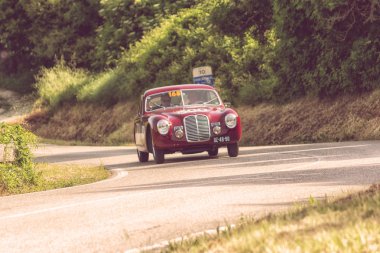 Pesaro Colle San Bartolo, Italya-Mayıs 17-2018: Maserati a6 1500 berlinetta Pinin Farina 1949 ralli Mille Miglia eski bir yarış arabası üzerinde 2018 ünlü İtalyan tarihi yarışı (1927-1957)