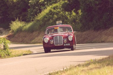 Pesaro Colle San Bartolo, Italya-Mayıs 17-2018: Maserati a6 1500 berlinetta Pinin Farina 1949 ralli Mille Miglia eski bir yarış arabası üzerinde 2018 ünlü İtalyan tarihi yarışı (1927-1957)
