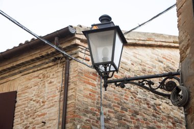 arka planda köy Fiorenzuola di Focara İtalya marche