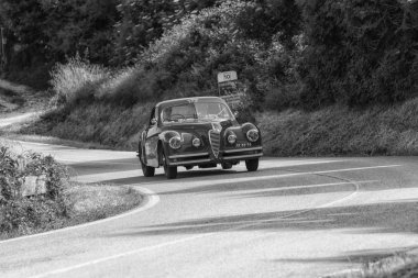 Pesaro Colle San Bartolo , İtalya - 17 Mayıs - 2018 : Alfa Romeo 6c 2500 Ss Coup Touring 1949 ralliMille Miglia 2018 ünlü İtalyan tarihi yarış (1927-1957) eski bir yarış otomobili üzerinde)