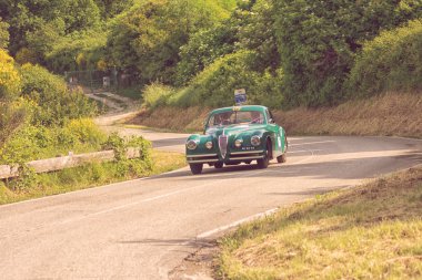 Pesaro Colle San Bartolo , İtalya - 17 Mayıs - 2018 : Alfa Romeo 6c 2500 Ss Coup Touring 1949 ralliMille Miglia 2018 ünlü İtalyan tarihi yarış (1927-1957) eski bir yarış otomobili üzerinde)
