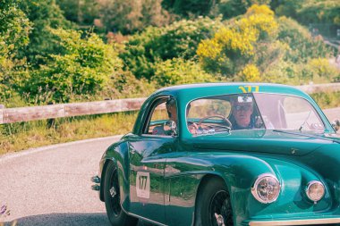 Pesaro Colle San Bartolo , İtalya - 17 Mayıs - 2018 : Alfa Romeo 6c 2500 Ss Coup Touring 1949 ralliMille Miglia 2018 ünlü İtalyan tarihi yarış (1927-1957) eski bir yarış otomobili üzerinde)