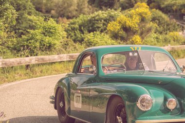 Pesaro Colle San Bartolo , İtalya - 17 Mayıs - 2018 : Alfa Romeo 6c 2500 Ss Coup Touring 1949 ralliMille Miglia 2018 ünlü İtalyan tarihi yarış (1927-1957) eski bir yarış otomobili üzerinde)