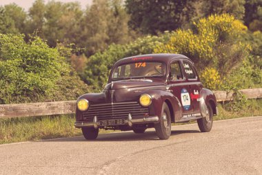 Pesaro Colle San Bartolo, İtalya - Mayıs 17-2018: Peugeot 203 1949 eski yarış araba Mille Miglia ralli 2018 ünlü İtalyan tarihi Formula (1927-1957)