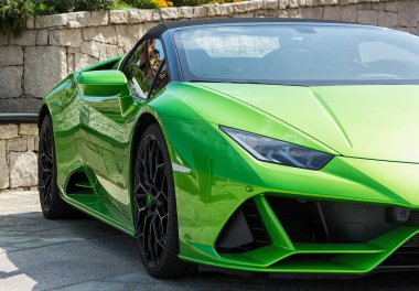 Porto Cervo, İtalya - 13 Ağustos 2019 : Spor otomobil Lamborghini Huracn Cabriolet